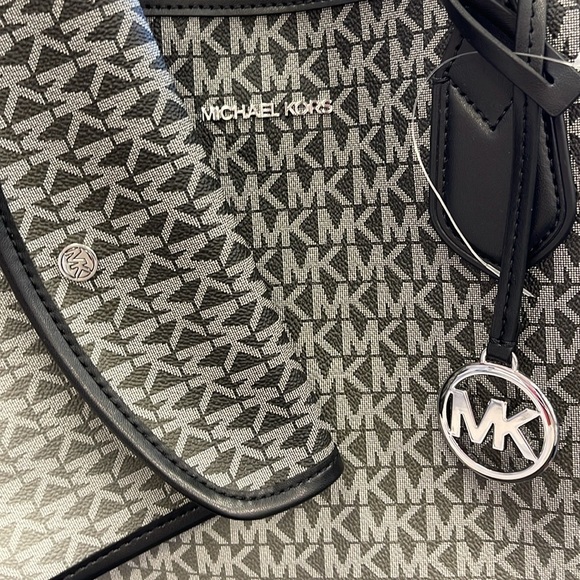 Michael Kors Eva Large Ombré Signature Logo Shoulder Tote Bag
Black 
NWT - Picture 14 of 16